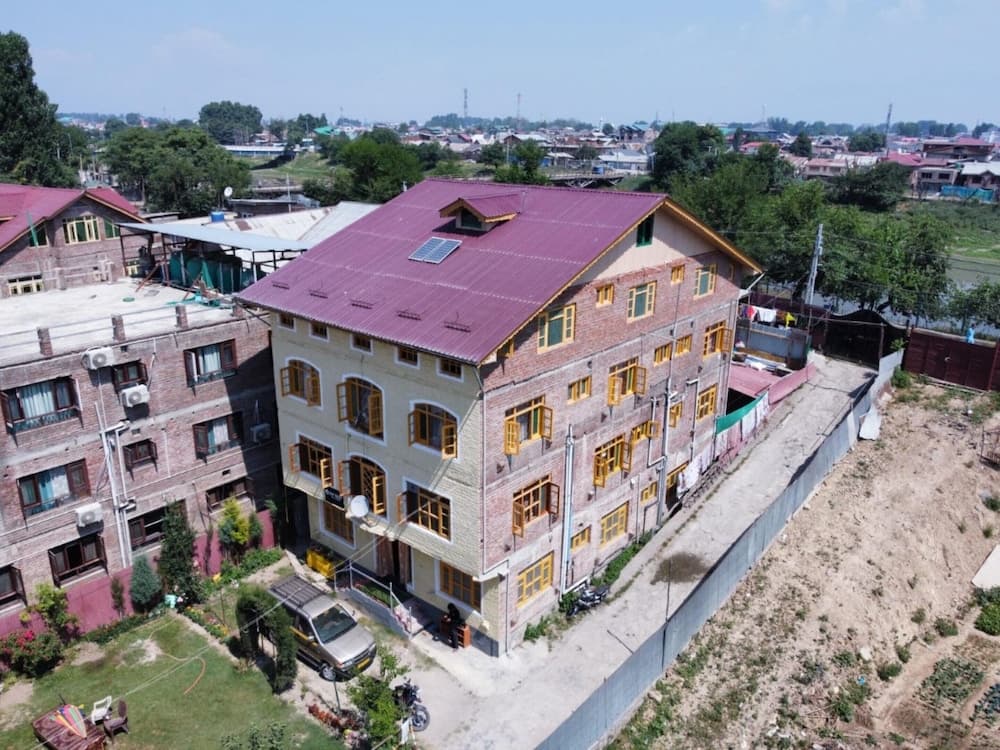 Goroomgo The Shafeeq Srinagar