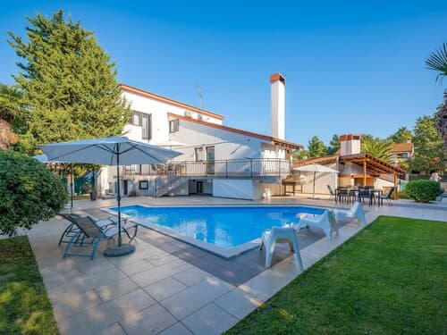 Scenic Villa With Private Garden