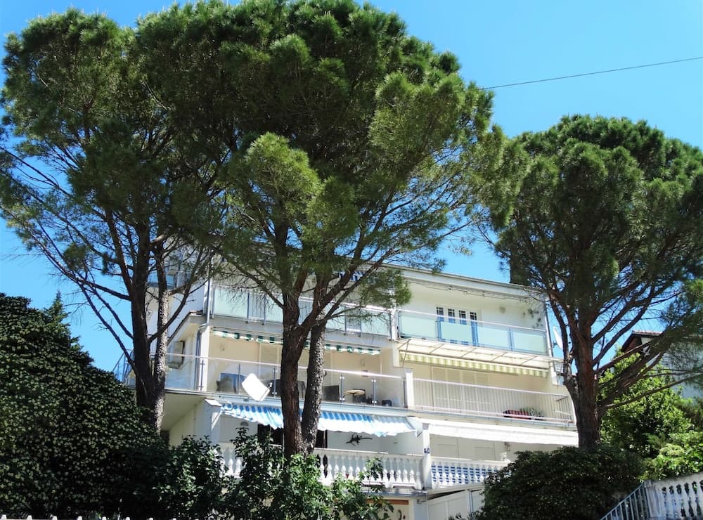 Selce Shorefront Apartment With Balcony and Sea View