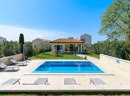 Attractive Apartment With Garden