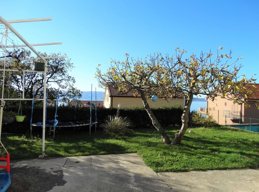 Spacious Novi Vinodolski Apartments With Terrace and Shared Pool