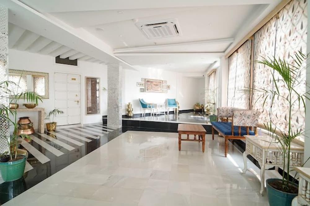 Grandrosse Boutique - Lake Facing Hotel