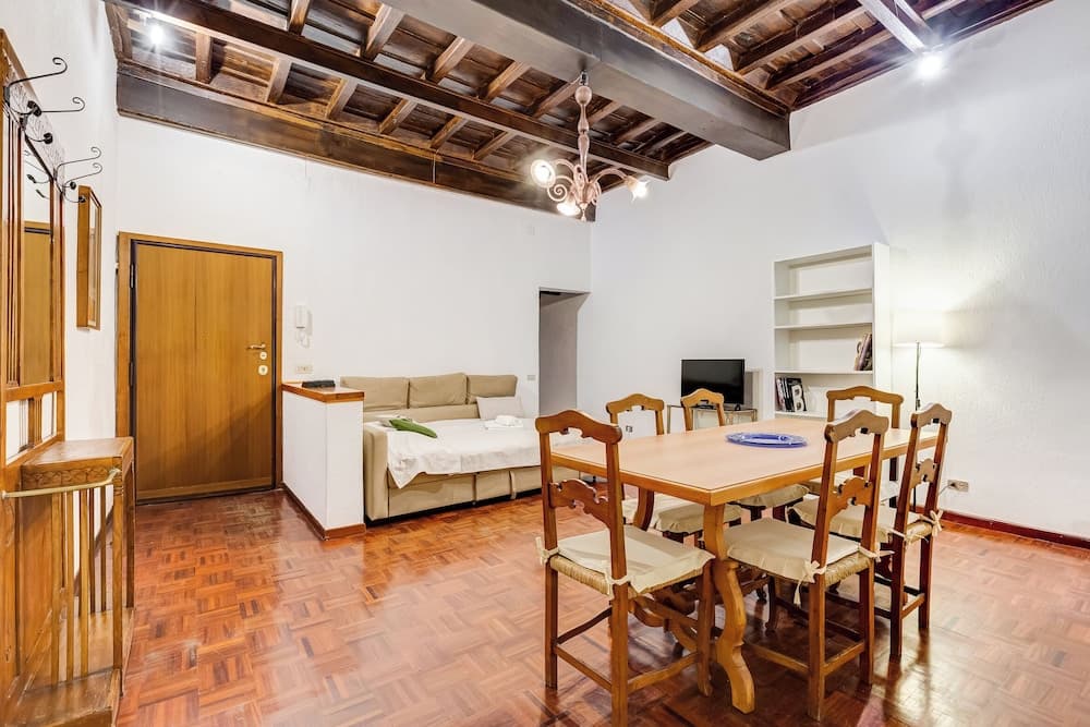 Spanish Steps Spacious Apartment