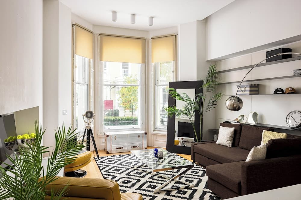 2-bed 2-bath Apartment in Kensington
