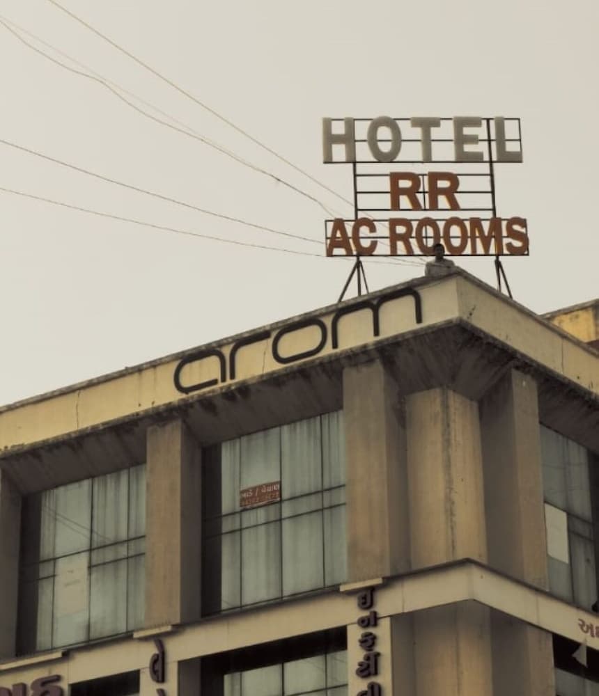 Goroomgo Riddhi Residency Varodra