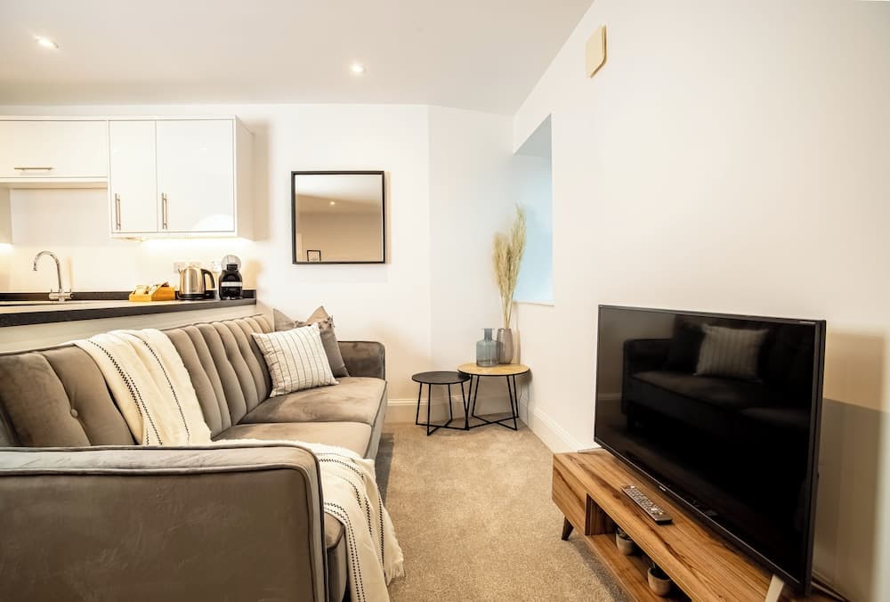 Victoria Parade 2BR flat by Novarooms