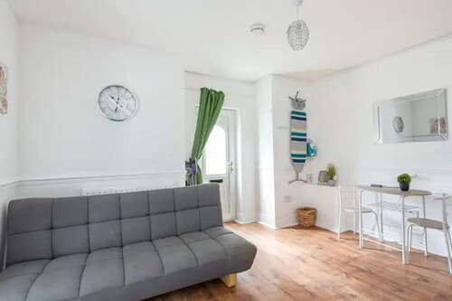 Cheerful Maisonette in the Heart of Orrell Park
