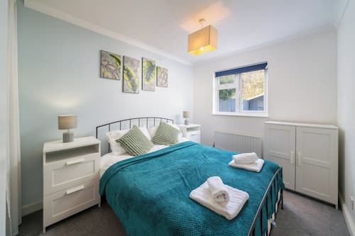 Crawley Stainer 1-bedroom With Parking and Garden