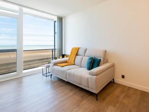 Apartment With Frontal sea View in Raversijde