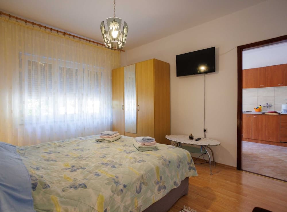 Beachfront Cozy Krk Apartment With Balcony