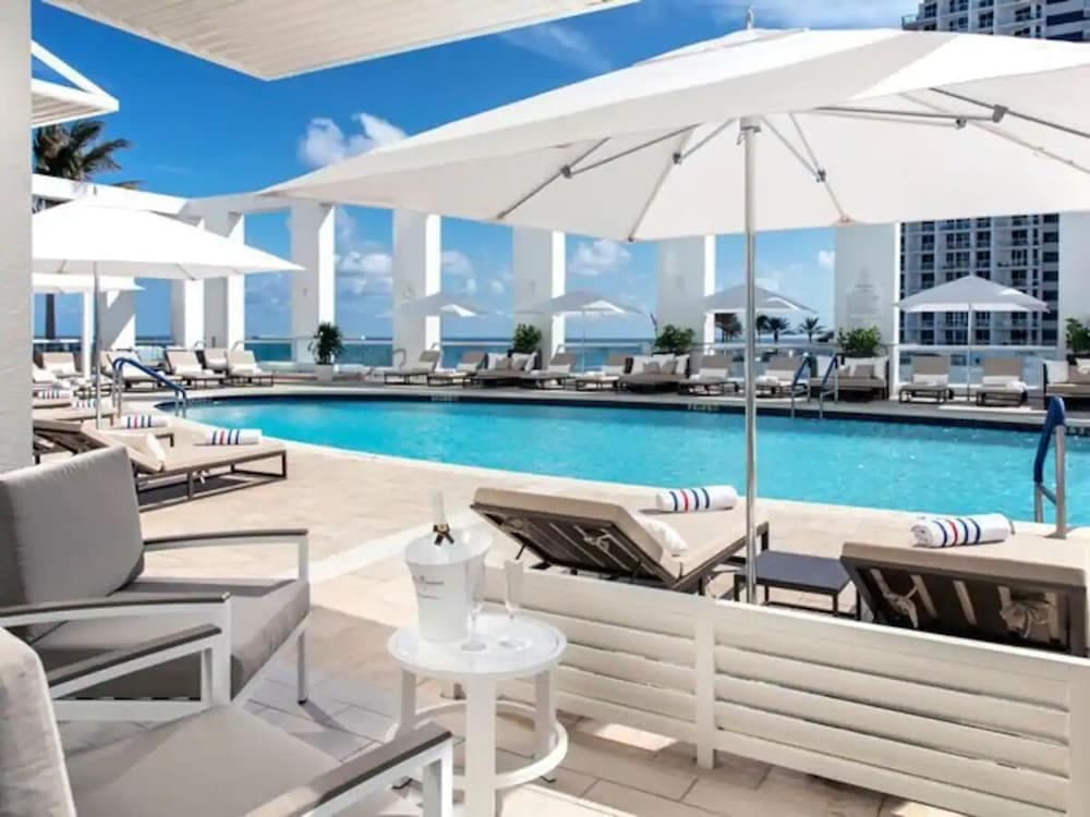 Elegant Beachfront Condo: Your Perfect Getaway!