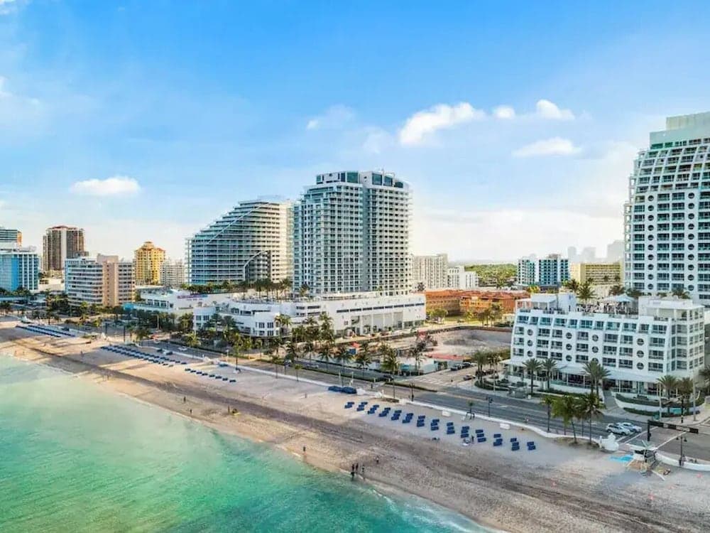 Chic Beachfront Bliss: Your Perfect 1 BR Retreat !