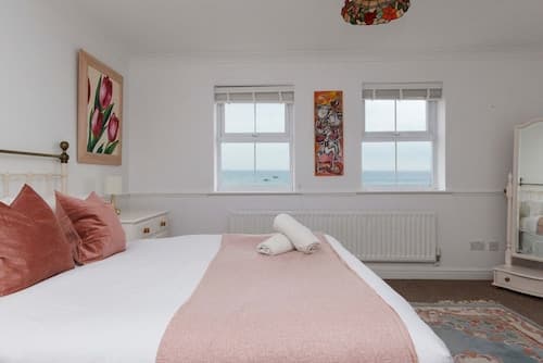 Spacious 4-bed Seaside Retreat in Selsey