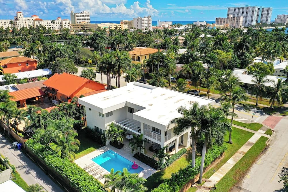 Luxurious Beach Retreat w/ Heated Pool&basketball