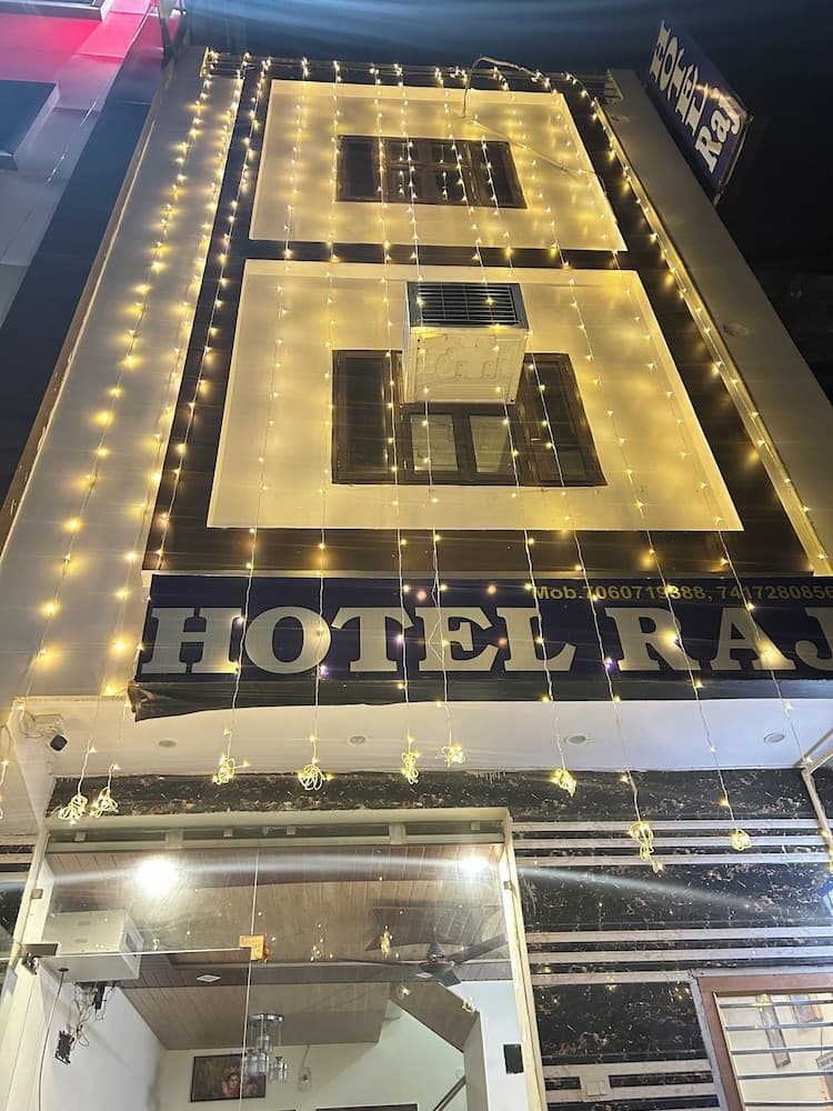 Hotel RAJ - Near Railway Station