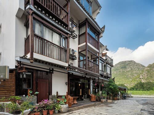 Castle peak yard Inn Guilin