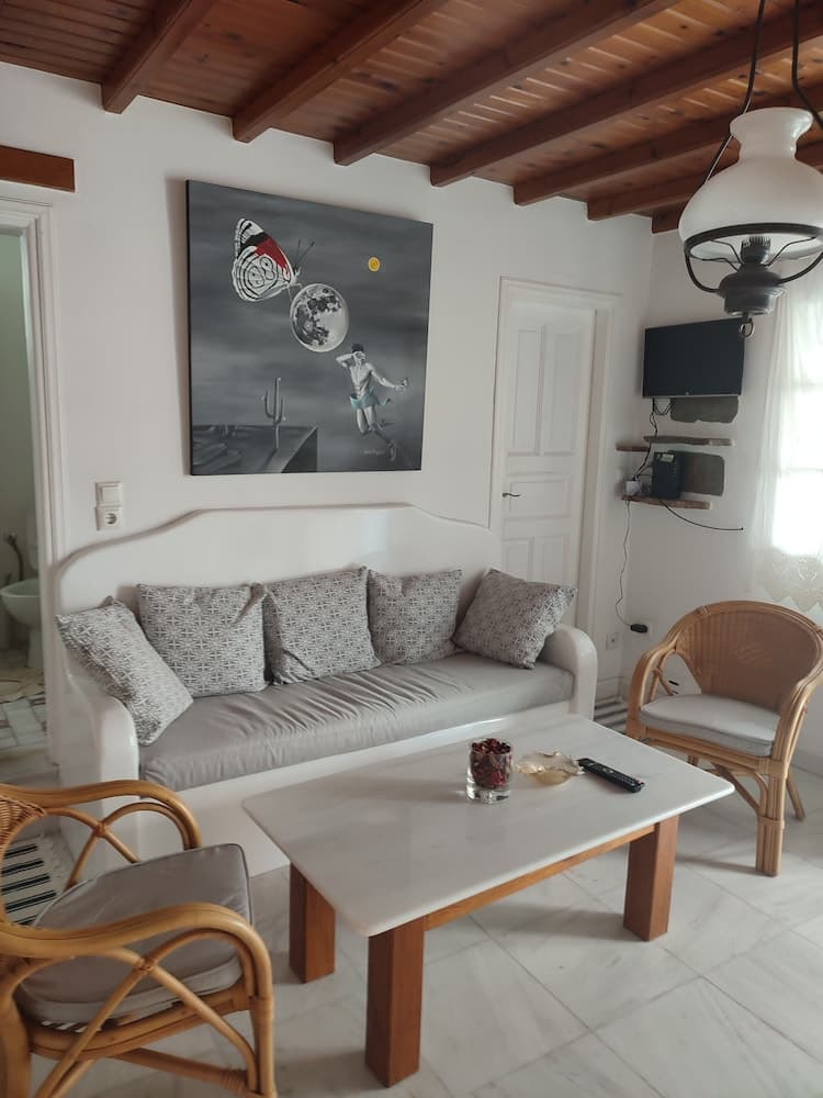 Ornos Beachside 2 Bd Stylish House