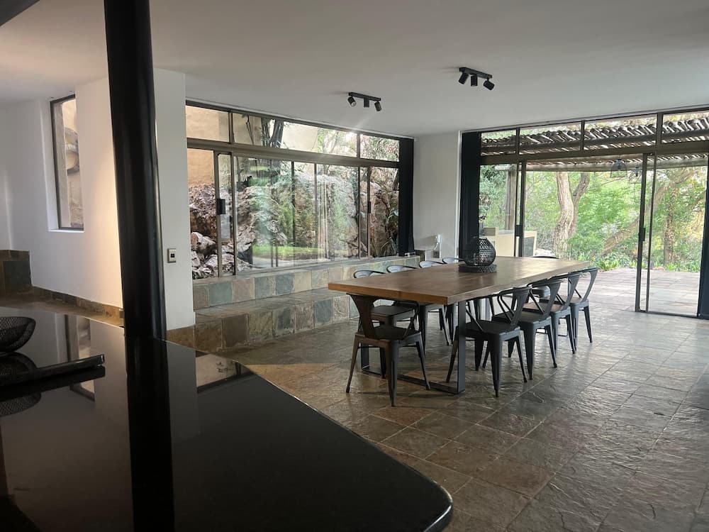 Bryanston Luxurious 4-Bed Villa