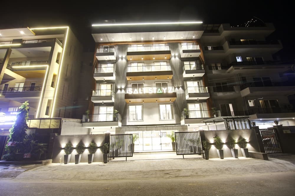 Saltstayz Premier - Near Golf Course Road & Sector 57