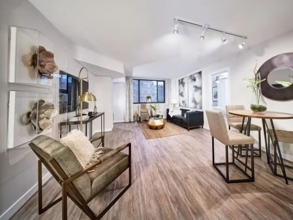 National at Courthouse Towers