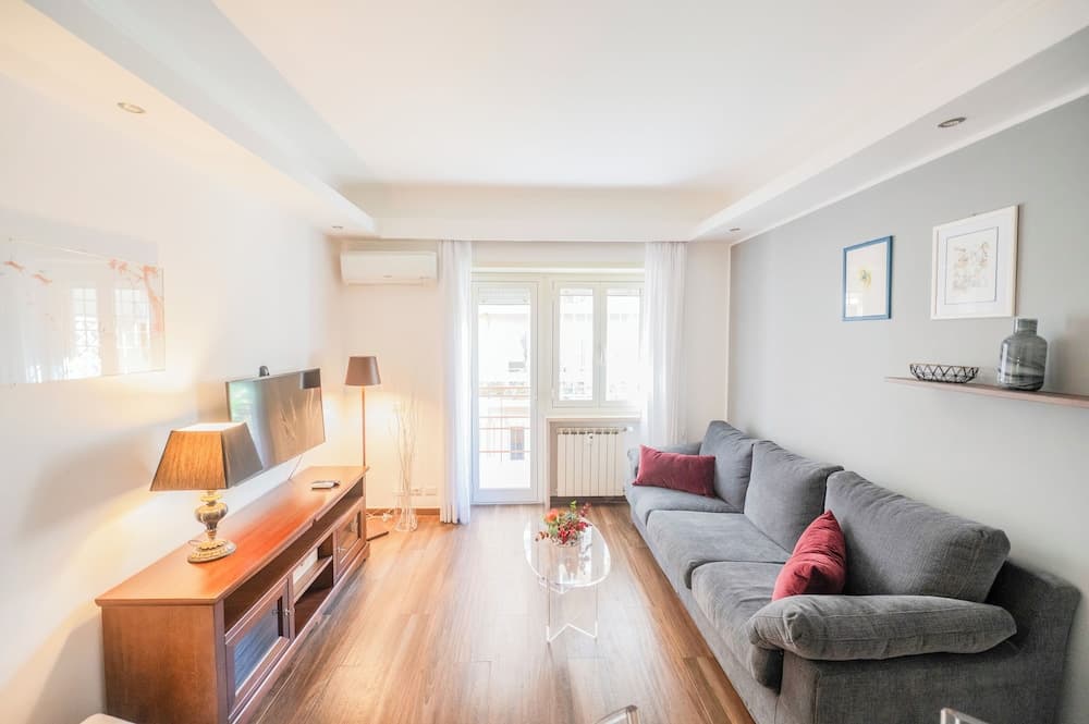 Lovely Design Apartment With Balcony