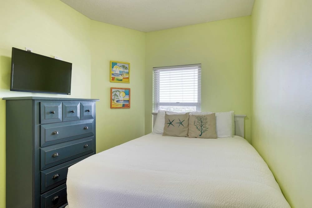 Sea Spray by Avantstay Beachfront Condo