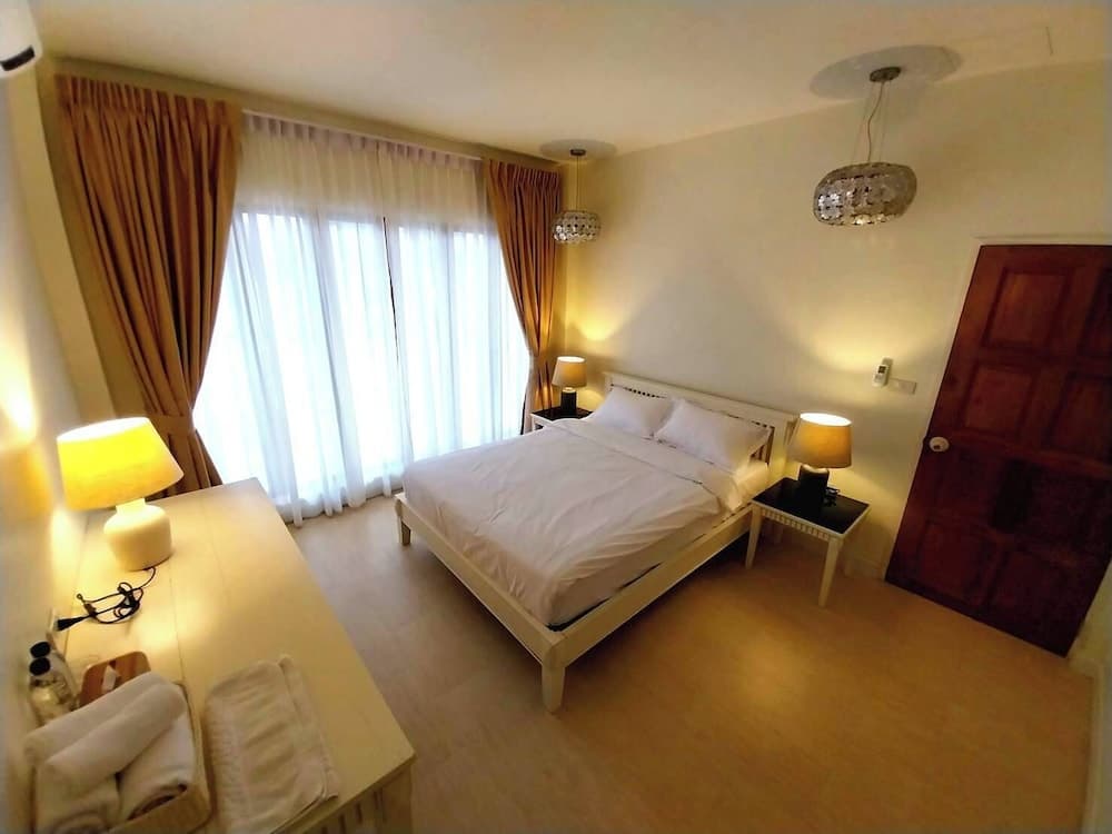 To The Moon Guesthouse