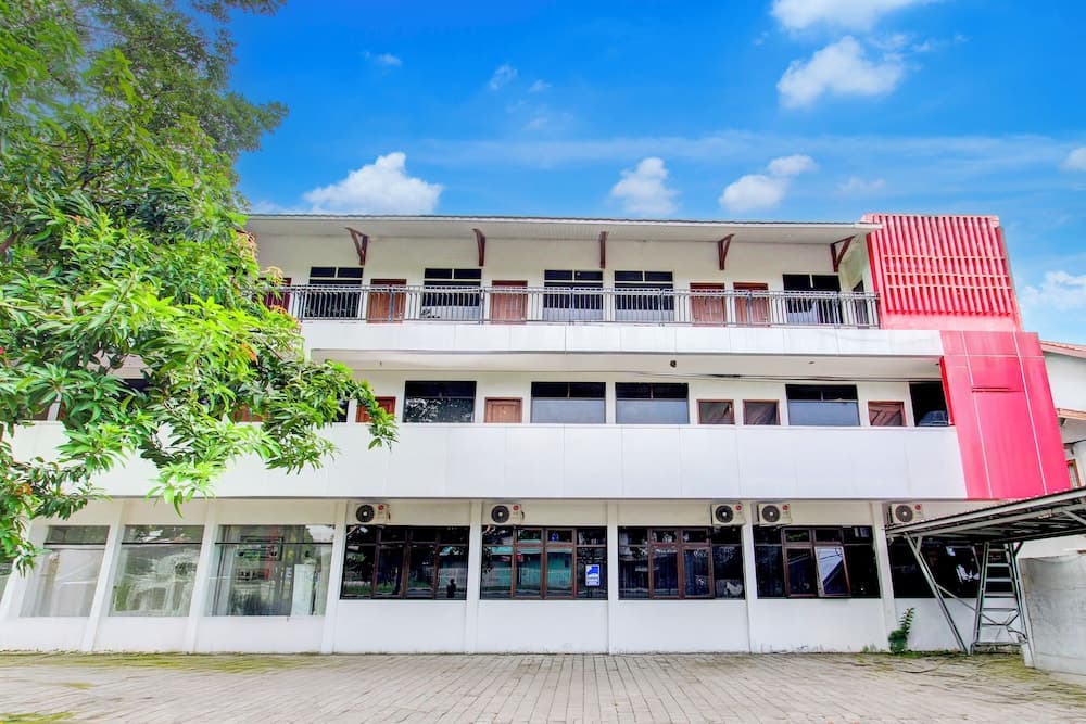 OYO 94404 J Ruby Hotel