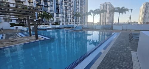 5350 Nw Downtown - Doral Building - We Host