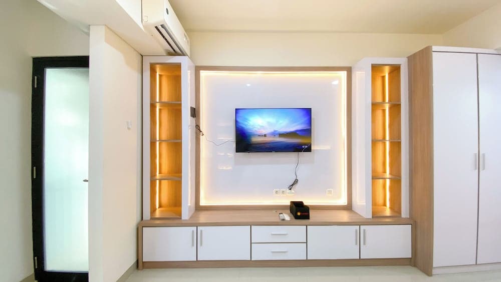 Cozy Living And Homey Studio Apartment At One Narita Residence