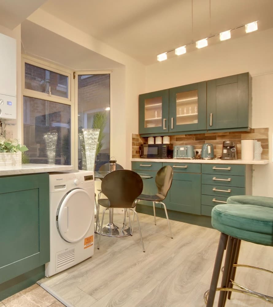 Southsea 5 Bed House - Hot Tub-Sleeps 10