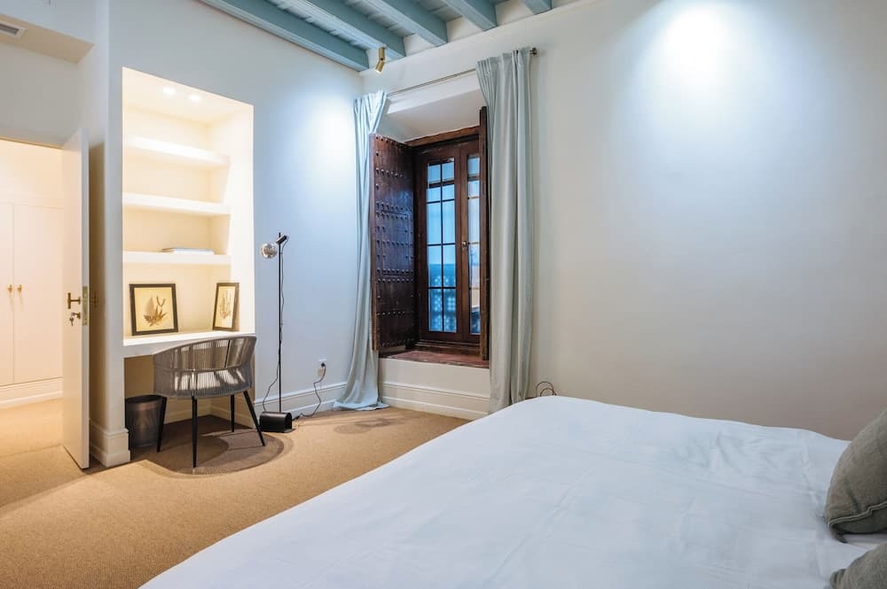 Luxurious Apartment with Patio and Pool