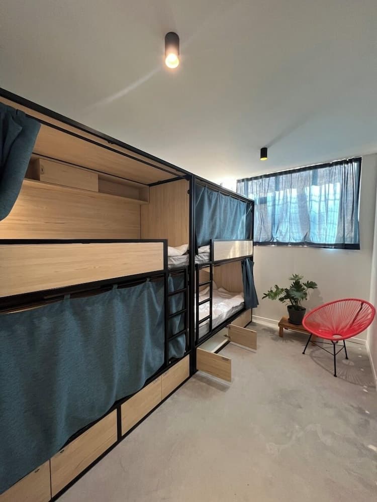 Yasi Hostel