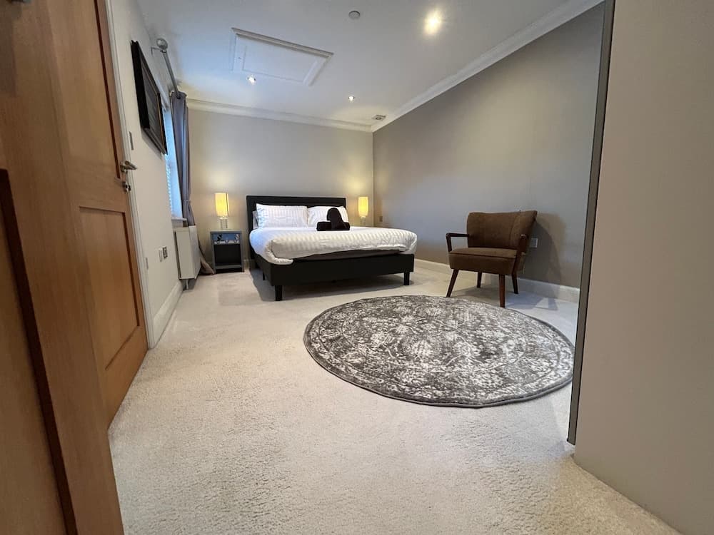 Elegant Retreat: Classic Style and Modern Comfort