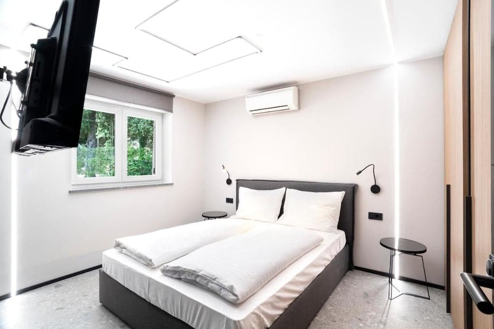 Marina Apartment with Terrace Burin 100