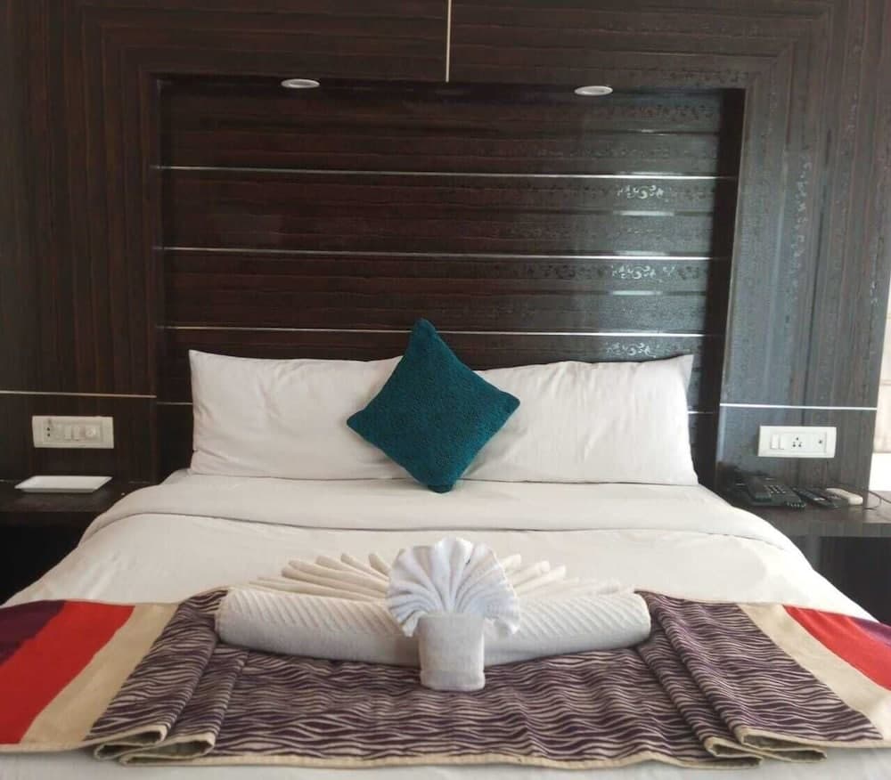 Holiday Highlight By Golden Castle Hotel