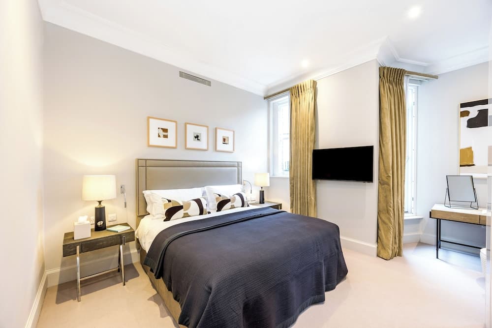 Buckingham & Lloyds Knightsbridge