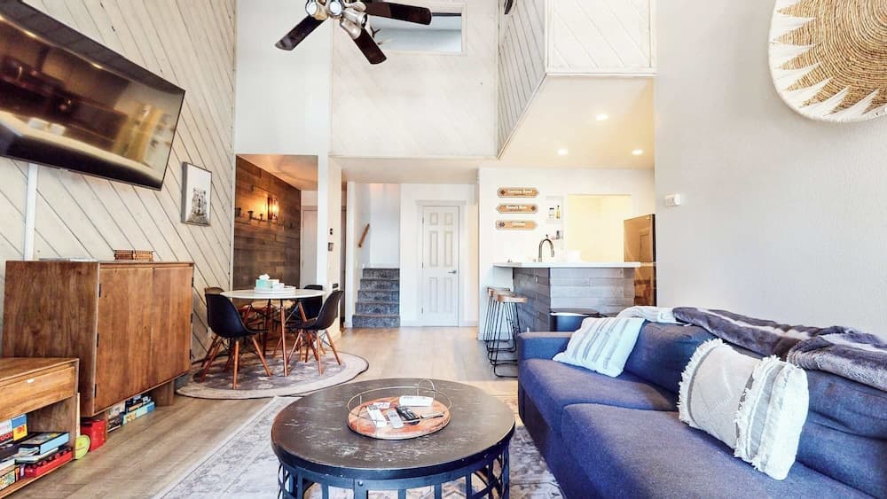 Crestview #40 Chic Condo for 6