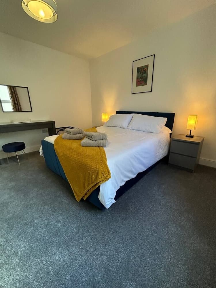 Stunning 2 BD Apartment in Cheltenham