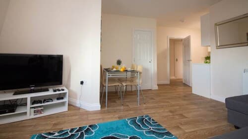 Stayzo Castle Point 18 Apartments - Premier Lodge
