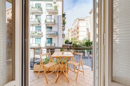 Cozy 2-Bedroom Flat with Balcony