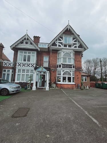 OYO Kingswood Hotel