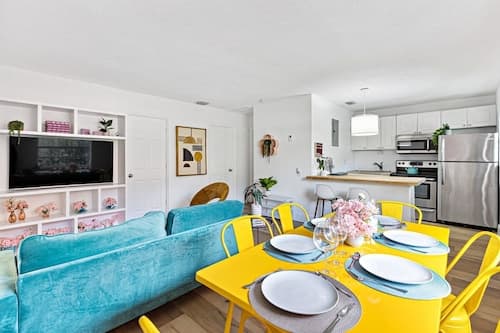 Stylish 2 BR Condo - Free Parking on Premises