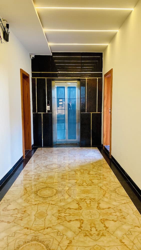 Stay 10 Parallel Apartment Hotel