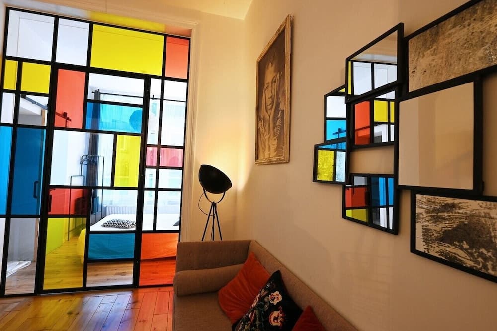 Stylish 3 Bd 3 Bath Duplex In Brussels