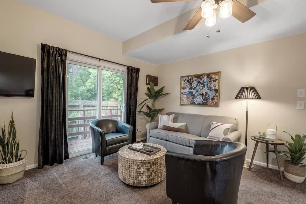 Stylish Sanctuary Near Emu: Ideal For Med Students 2 Bedroom Apts