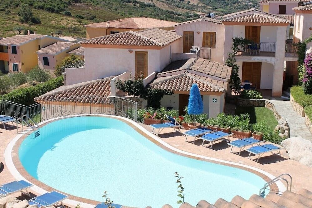 Crystal Pool Village In Tanaunella