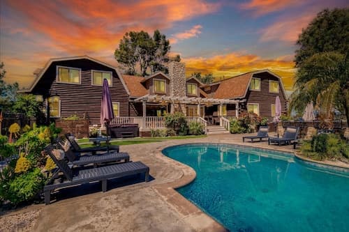 Chateau Syrah by Avantstay Picturesque Estate w Pool Hot Tub Pool Table Table Tennis New Pickleball Court Basketball Hoop