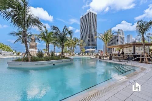 Stylish Apartments with Partial Ocean Views in Downtown