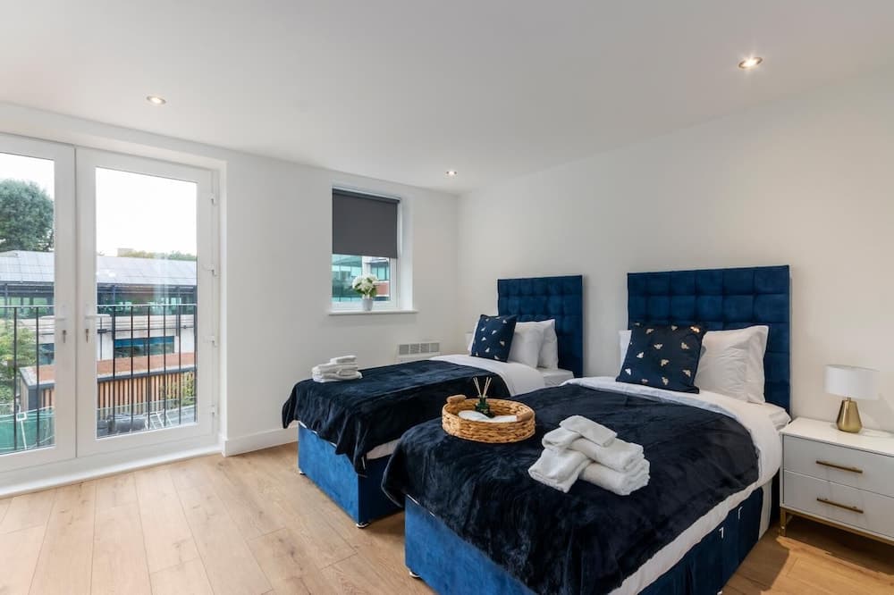 Deluxe 2-BR Saarb Apartment Leatherhead